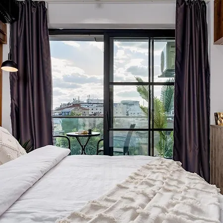 Downtown Athenaeum View Apartment *